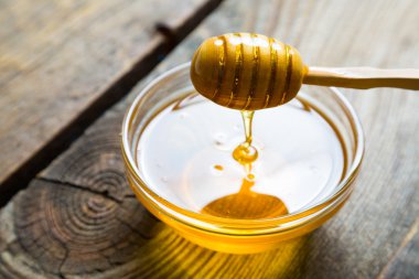 bir ahşap zemin üzerinde tatlım