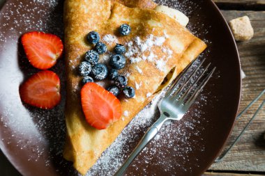 Taze çilek ve krema şeker ile Pancakes