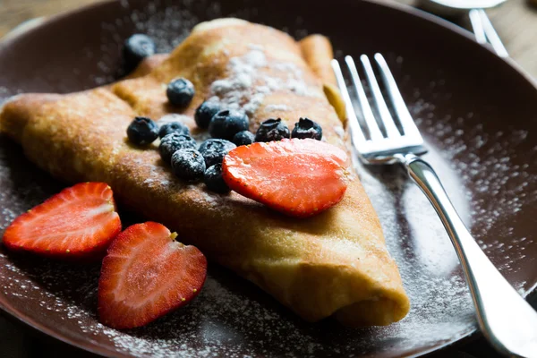 Crêpes aux baies fraîches et sucre glace — Photo