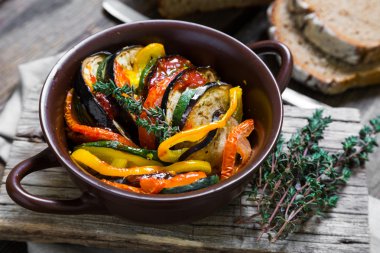 Masanın üzerine ev yapımı ratatouille