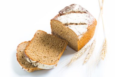 Beyaz arkaplanda ekmek