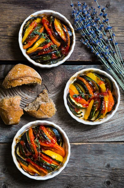 Masanın üzerine ev yapımı ratatouille