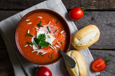 Otlar ve beyaz peynir ile domates çorbası