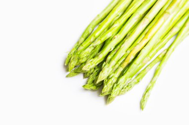 Beyaz arka planda taze kuşkonmaz