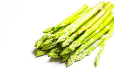 Beyaz arka planda taze kuşkonmaz