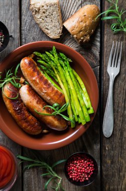 Kuşkonmaz ve biberiye ile ızgara sosis