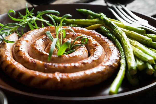 Salsiccia alla griglia con asparagi e rosmarino — Foto Stock