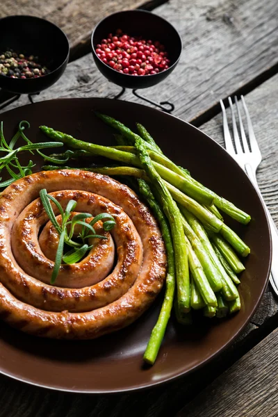 Gegrilde worst met asperges en rozemarijn — Stockfoto