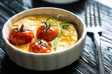 Omlet pancetta ve kiraz domates ile