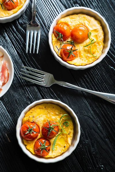 Omelete com tomate cereja e pancetta — Fotografia de Stock