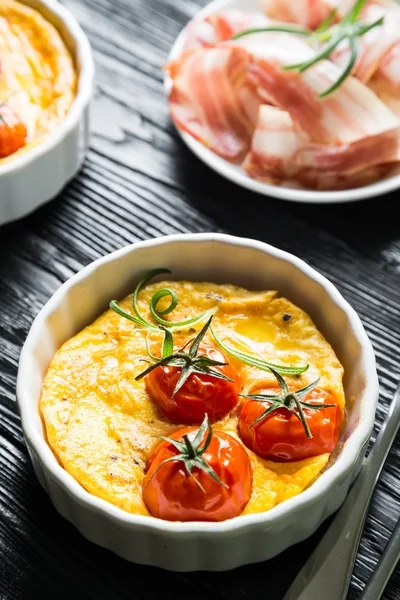 Omlet pancetta ve kiraz domates ile — Stok fotoğraf