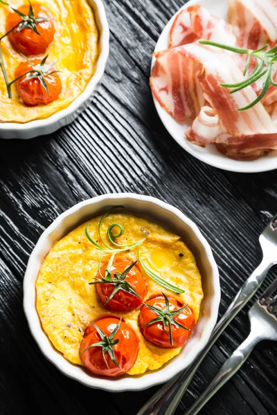 Omelete com tomate cereja e pancetta — Fotografia de Stock