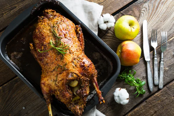 Ganso asado con manzanas en un estilo rústico —  Fotos de Stock