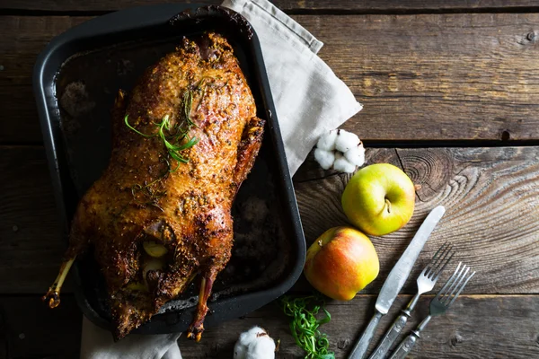 Gänsebraten mit Äpfeln im rustikalen Stil — Stockfoto