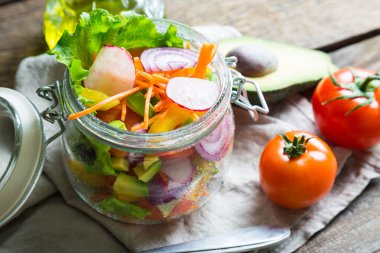 bir kavanoz sebze salatası