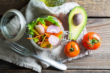 bir kavanoz sebze salatası