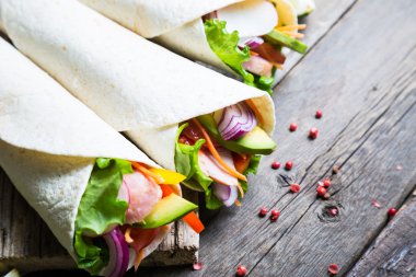 Tortilla tavuk ve sebze karışımı ile