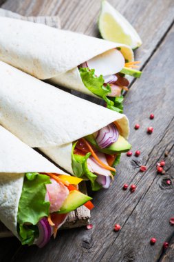 Tortilla tavuk ve sebze karışımı ile