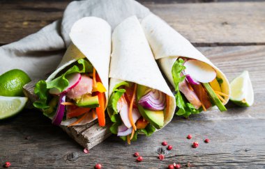 Tortilla tavuk ve sebze karışımı ile