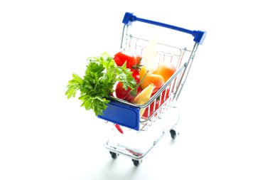 Beyaz bir arka plan üzerinde taze sebze ile alışveriş sepeti