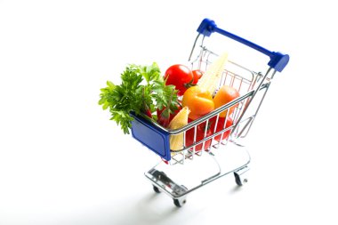 Beyaz bir arka plan üzerinde taze sebze ile alışveriş sepeti