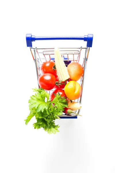 Shopping Basket con verdure fresche su sfondo bianco — Foto Stock
