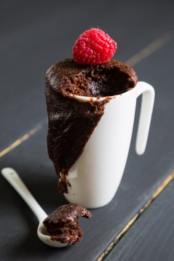 Taze ahududu bir kupa ile çikolatalı kek