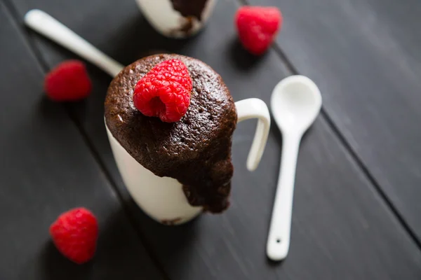 Chocolate brownie with fresh raspberries in a mug — Stock Photo, Image