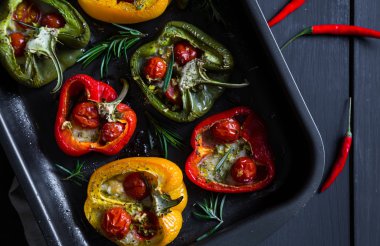 Biber domates ve mozzarella peyniri ile doldurulmuş