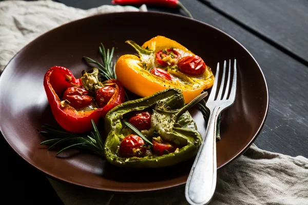 Biber domates ve mozzarella peyniri ile doldurulmuş — Stok fotoğraf