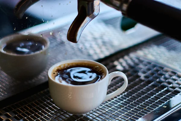 Processo Fare Caffè Tazza Ceramica Bianca Sulla Macchina Caffè Professionale — Foto Stock