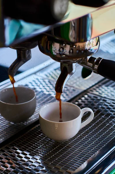 Processo Fare Caffè Tazza Ceramica Bianca Sulla Macchina Caffè Professionale — Foto Stock