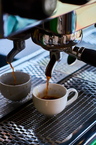 Proces Parzenia Kawy Białej Ceramicznej Filiżance Profesjonalnym Ekspresie Kawy — Zdjęcie stockowe