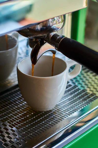 Processo Fare Caffè Tazza Ceramica Bianca Sulla Macchina Caffè Professionale — Foto Stock