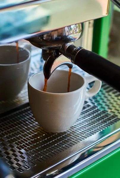 Processus Fabrication Café Dans Une Tasse Céramique Blanche Sur Une — Photo