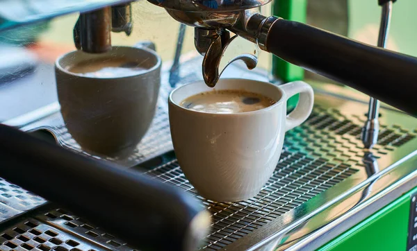 プロのコーヒーマシン上の白いセラミックカップでコーヒーを作るプロセス — ストック写真
