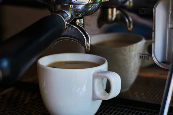 Processo Fare Caffè Tazza Ceramica Bianca Sulla Macchina Caffè Professionale — Foto Stock