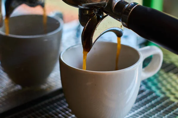 Proces Parzenia Kawy Białej Ceramicznej Filiżance Profesjonalnym Ekspresie Kawy — Zdjęcie stockowe
