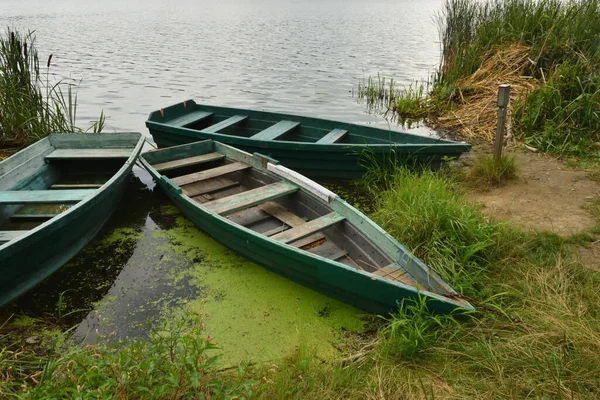 Rio Barcos Estão Lado Margem Verde Água — Fotografia de Stock