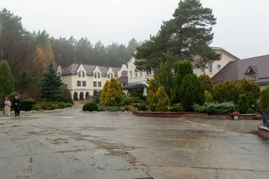 Bereketli yeşillikle nemli, bulutlu bir gün..