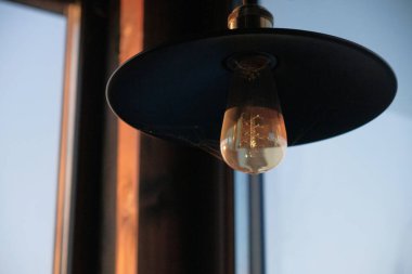 Yol kenarındaki bir kafede gaz lambası.