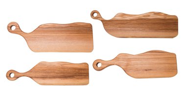 Beyaz arka planda izole edilmiş tahta kesme tahtaları. Şarküteri tarzı servis panoları. El işi. Süslü ve alışılmadık şekiller. Çeşitli açılar.