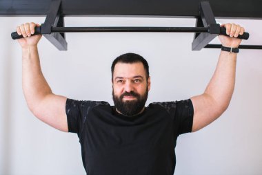 Spor salonundaki erkek eğitimi beyaz arka planda izole edilmiş.