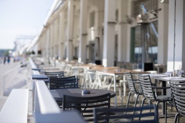 Coronavirüs salgını sırasında boş kafe karantinası