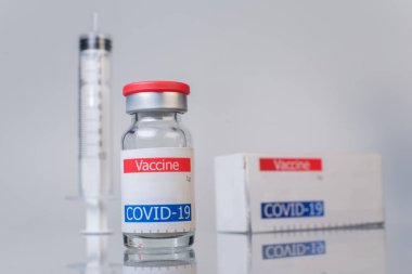 Coronavirus aşı kabı beyaz arkaplanda izole edildi