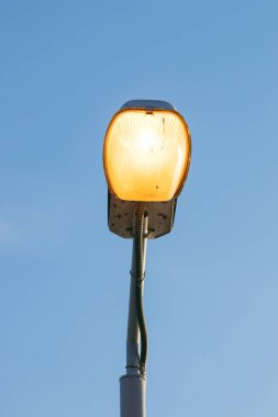 Mavi gökyüzü arka planlı sokak lambası