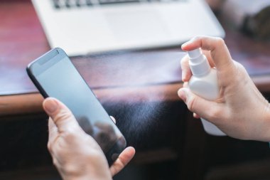 Cep telefonunu alkol spreyiyle dezenfekte etmek