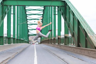 Genç bir kadın köprüde yüksekten atlıyor.