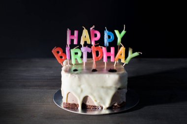 Koyu arkaplanda doğum günü pastası