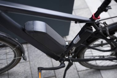 elektrik motorunun pili çerçeveye monte edildi